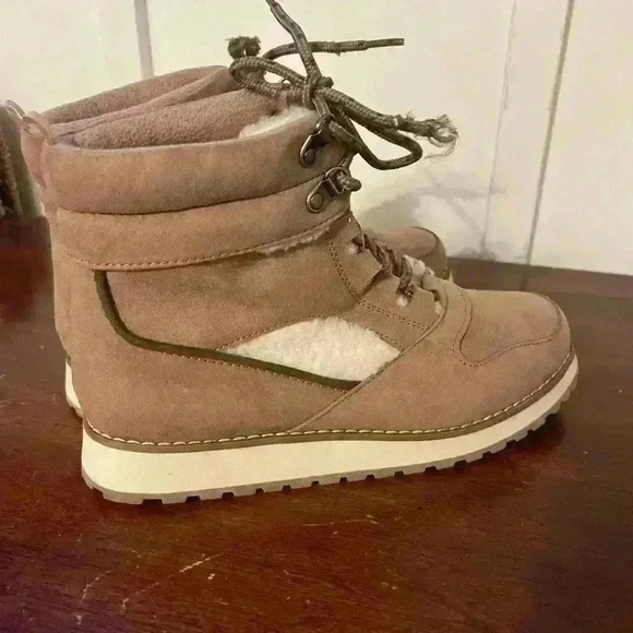 Never been work Old Navy faux fur hiking boots size 9 - Picture 2 of 12